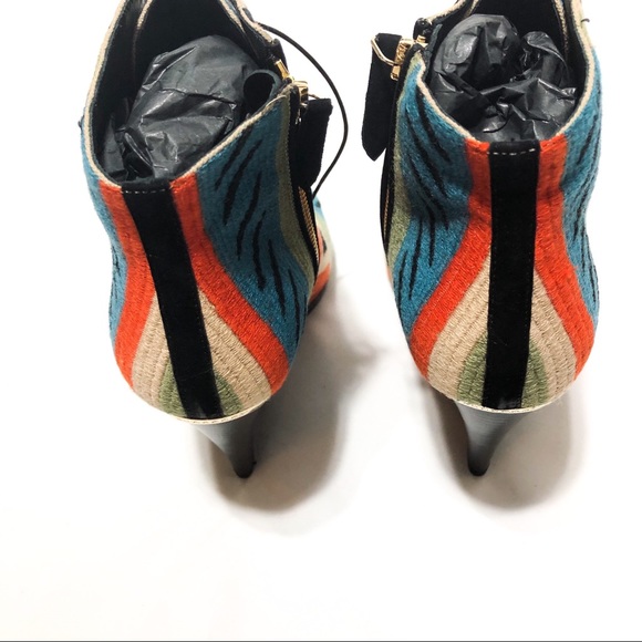 New with tags and box BURBERRY Virginia Booties - Picture 3 of 7